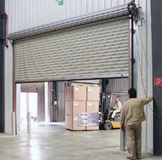 Рулонные ворота в складских помещениях