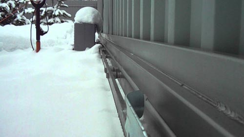 На откатных ворота нельзя допускать накопления снега и льда 