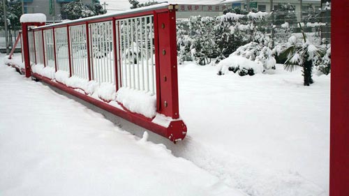Створка откатных ворот без проблем откроется, даже если частично засыпана снегом, достаточно лишь нажать на кнопку 