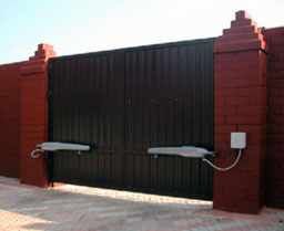 Распашные автоматические ворота для частного дома