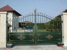 Кованные распашные ворота для частного дома