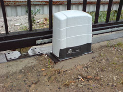 Электропривод и каркас ворот установленные на бетонное основание