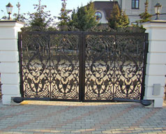 Кованные распашные ворота для частного дома