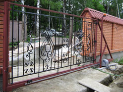 Кованные раздвижные ворота для частного дома