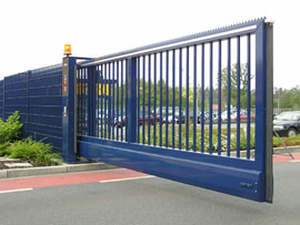 Откатные ворот не требуют дополнительного пространства для открывания перед воротами