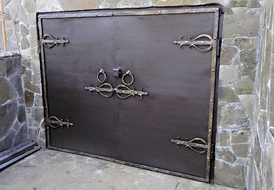 Распашные гаражные металлические ворота с элементами ковки