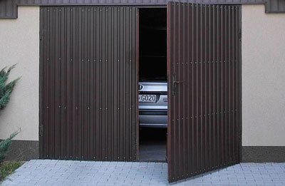 Распашные гаражные ворота,  изготовленные из профильного листа