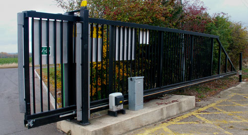 Откатные ворота требуют наличия ровной бетонированной поверхности основания ворот, на которой монтируются роликовые базы