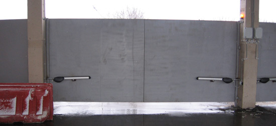 Производственные распашные ворота, оборудованные линейным приводом Roger Technology R20