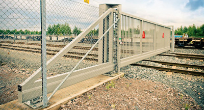 Принцип «откатывания» ворот осуществляется благодаря двум роликовым базам, которые встроены в бетонную поверхность въезда
