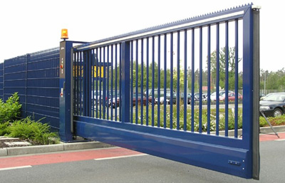 Откатные ворота для ограничения проезда на определенную территорию, а также направления движения транспорта через заранее спроектированный проезд в ограждении