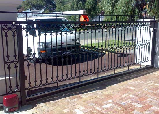 Установка откатных ворот позволяет машине почти вплотную подъезжать к воротам перед заездом во двор