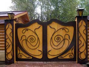 Распашные ворота для дачи из деревянного массива с узорами