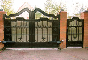 Распашные ворота во двор декорированные художественными элементами